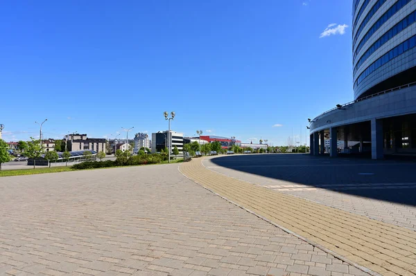 白俄罗斯明斯克 2020年5月15日 夏季阳光普照的城市商业中心空旷广场上的建筑照片 — 图库照片