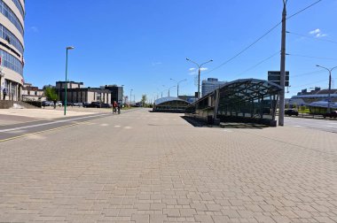 Minsk, Belarus - 15 Mayıs 2020 - Yazın güneşli havalarda şehrin iş merkezindeki boş sokaklardaki binaların fotoğrafı