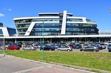 Minsk, Belarus - 15 Mayıs 2020 - Şehir merkezindeki boş sokaklardaki modern binaların fotoğrafı.