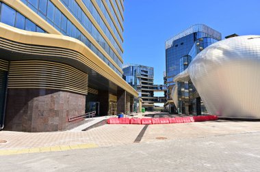 Minsk, Belarus - 15 Mayıs 2020 - Şehir merkezindeki boş sokaklardaki modern binaların fotoğrafı.