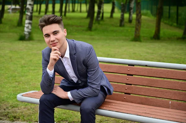 Portrait Caucasian Business Man Posing While Sitting Park Bench Photo — Stock Photo, Image