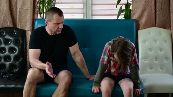 Erwachsener Vater und Vorschulkind kleiner Sohn sitzen auf der Couch und reden. — Stockvideo