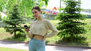 Makyajlı, akıllı telefonunda daktilo eden beyaz bir kızın portresi.
