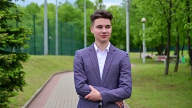 Çağrıya cevap veren sakallı iş adamının yakın görüntüsü.