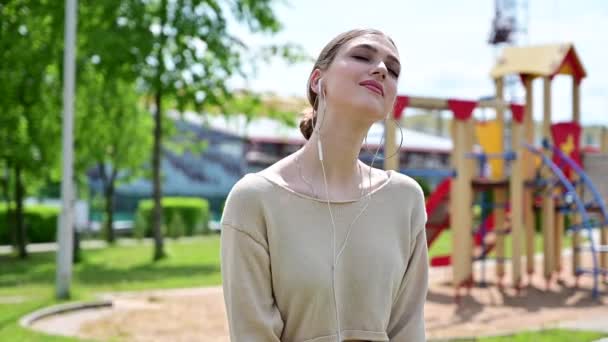 Ritratto donna con un'acconciatura corta nel parco . — Video Stock