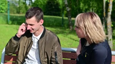 İlişki sorunları. Telefonda konuşan bir adam var. Genç bir çift parkta bir bankta otururken tartışıyor. Aile çatışması kavramı