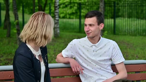한 젊은 부부는 공원에서 벤치에 앉아 논쟁을 벌인다. 가족간의 의사소통이라는 개념. 남자는 여자에게 말한다. 관계 문제 — 비디오