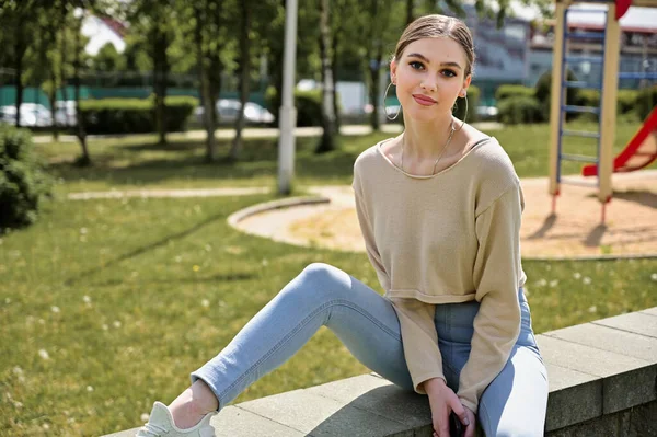 Outdoor Photo City Park Sunny Summer Weather Cute Caucasian Girl — Φωτογραφία Αρχείου