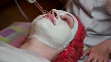 Spa salonundaki kadın bir hastanın görüntüsü..