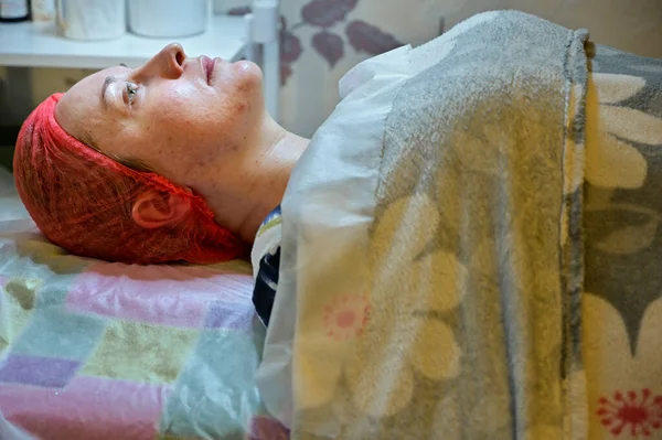 Photo Facial Massage Mask Salon Woman Patient Lies Couch Awaiting — Φωτογραφία Αρχείου