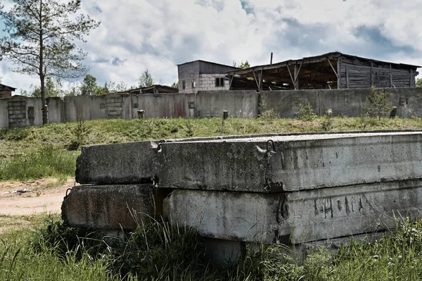 阳光普照的废墟上一座建筑物的废墟 — 图库照片