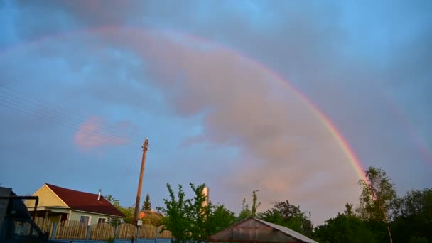 彩虹覆盖树木和房屋全景多云的风景 — 图库视频影像