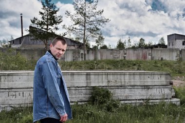 Yıkım ve üzüntü kavramı. Dışarıya bakan ayakta duran bir adamın fotoğrafı..