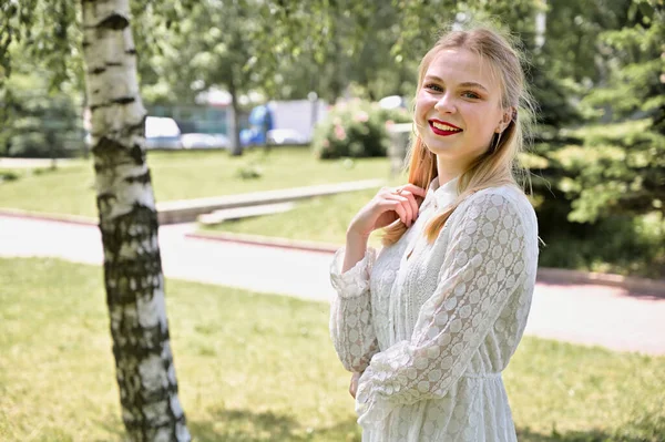 공원에 금발의 보여준다 야외에서 날씨에 미소를 포즈를 취하는 — 스톡 사진