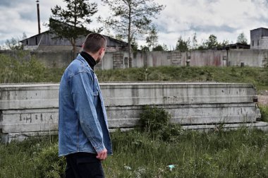 Yıkım ve üzüntü kavramı. Dışarıya bakan ayakta duran bir adamın fotoğrafı..