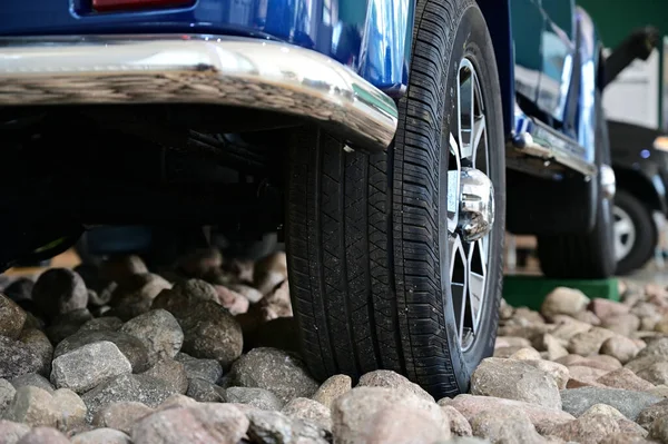 砂利の石の車輪の写真SUV車 — ストック写真