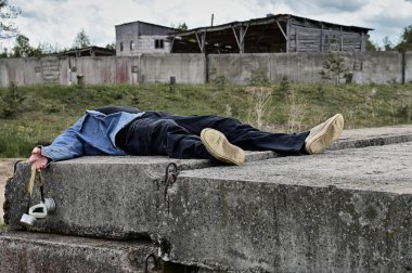 Çevre felaketi kavramı. Harabelerin üzerinde gaz maskeli hoşnutsuz bir adamın fotoğrafı var..