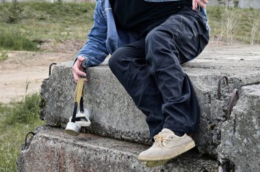 Çevre felaketi kavramı. Harabelerin üzerinde gaz maskeli bir adamın fotoğrafı var. Hoşnutsuz görünüyor.