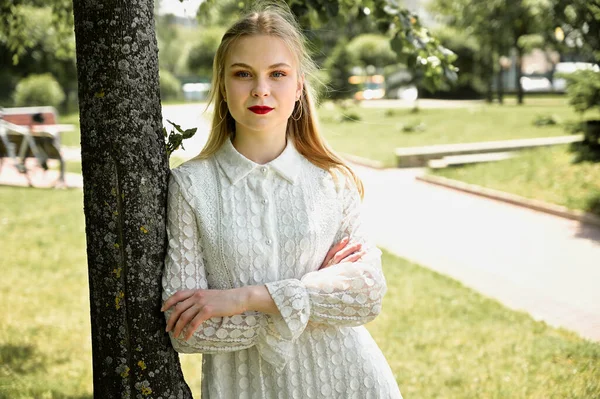 Porträtt Kaukasiska Blond Flicka Tittar Direkt Kameran Park Soligt Väder — Stockfoto