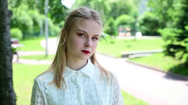 Concepto genérico de una bonita mujer caucásica en un clima soleado . — Vídeo de stock