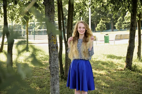 Porträtt Kaukasisk Blond Flicka Som Ler Park Foto Vacker Ung — Stockfoto