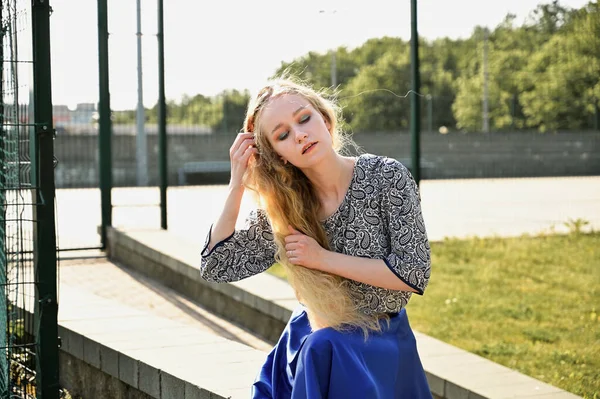 Fotografie Bělošské Blondýny Parku Slunečného Počasí Pěkná Dívka Česá Její — Stock fotografie