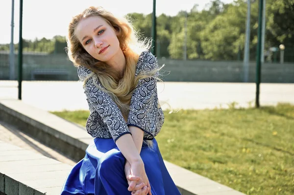 Modelka Sedí Venku Pozadí Parku Městě Horizontální Portrét Bělošky Blondýnky — Stock fotografie