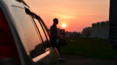 Akşam güneşinin videosu. Arka planda bulutlar var.