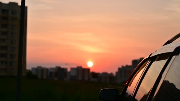 Video del atardecer cielo con nubes sobre un fondo de coche — Vídeos de Stock