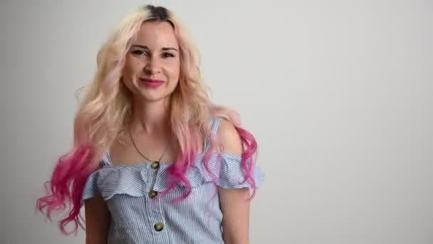 Primo piano di una donna felice con i capelli colorati che sorride alla macchina fotografica. — Video Stock