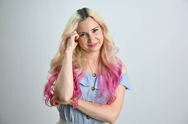 Kafasında çelenk olan güzel beyaz bir kadının yatay portresi. Stüdyoda beyaz arka planda gülümseyen sarı saçlı manken.