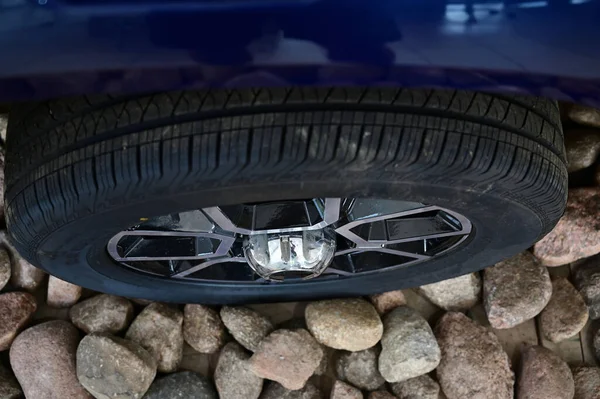 Close Foto Van Een Autowiel Een Steenweg — Stockfoto