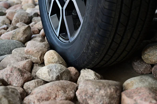 Close Foto Van Een Autowiel Een Steenweg — Stockfoto