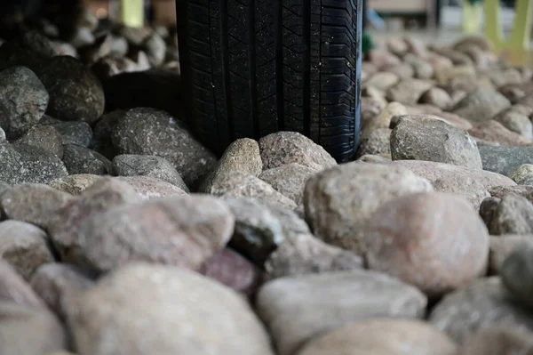 石の道路上の車の車輪のクローズアップ写真 — ストック写真