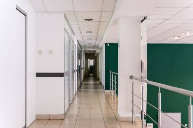 Binanın içinde beyaz kapılı bir koridor fotoğrafı.