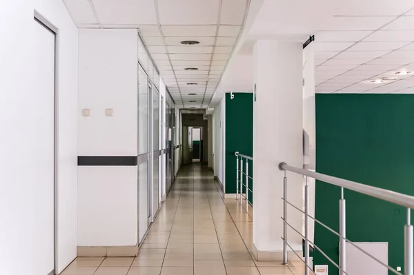 Binanın Içinde Beyaz Kapılı Bir Koridor Fotoğrafı — Stok fotoğraf