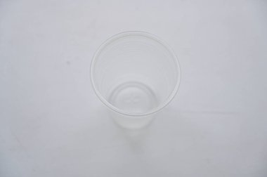 Plastik cam beyaz masanın konsept fotoğrafı