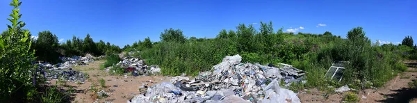 Panoramafoto Von Müll Auf Dem Feld Gegen Den Blauen Himmel — Stockfoto