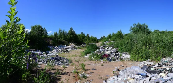 Panoramafoto Von Müll Auf Dem Feld Gegen Den Blauen Himmel — Stockfoto