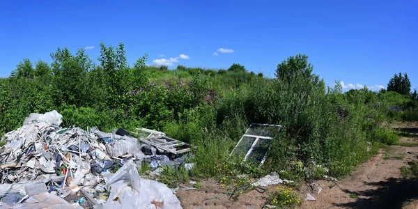 Yazın Güneşli Havalarda Mavi Gökyüzüne Karşı Tarladaki Çöplerin Panoramik Fotoğrafı — Stok fotoğraf