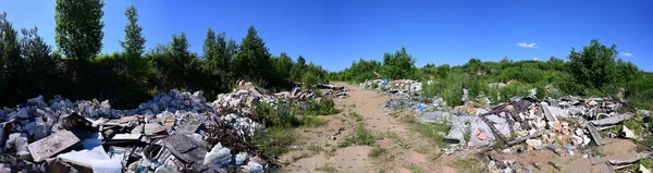 Nahtloses Panorama Mit Müll Einem Sonnigen Sommertag Vor Wolkenlosem Himmel — Stockfoto