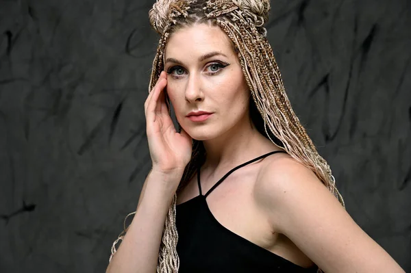 Ritratto Ravvicinato Una Donna Alla Moda Caucasica Con Lunghi Dreadlocks — Foto Stock