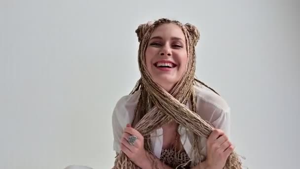 Caucasiana mulher muito feliz com dreadlocks rindo no estúdio . — Vídeo de Stock