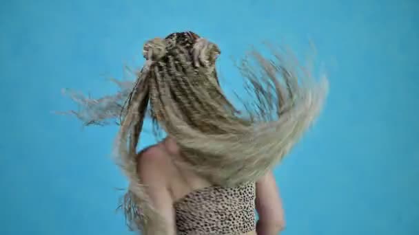 白种人快乐的女人带着恐惧的头发走进了工作室. — 图库视频影像