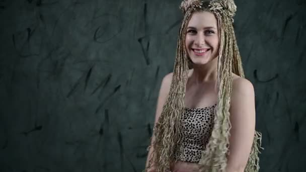 Caucasico felice giovane donna con dreadlocks si muove in studio. — Video Stock