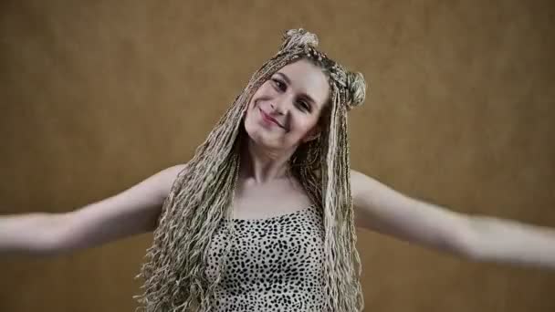 Kaukázusi boldog fiatal nő raszta mozog a stúdióban mosollyal. — Stock videók