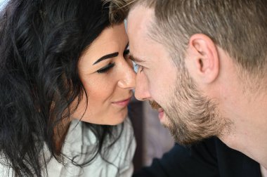Evdeki bir odada genç bir erkek ve kadının mutlu aile ilişkisinin fotoğrafı.