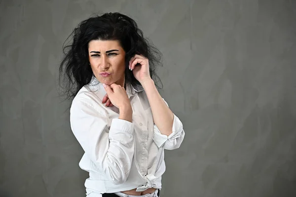 Foto Emotivo Espressivo Bella Donna Bruna Caucasica Abito Bianco Studio — Foto Stock