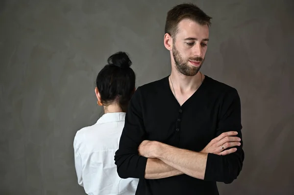 Stúdió portré egy kaukázusi barna nő és férfi egy szerelmes kapcsolat konfliktus — Stock Fotó