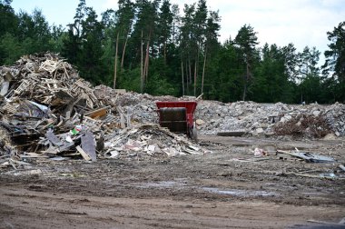 Dışarıdaki çöp dağlarının fotoğrafı.